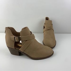 Unr8ed SCRIPT Faux Leather Beige Round Toe Zip Up Block Heel Booties Girls Sz 2M